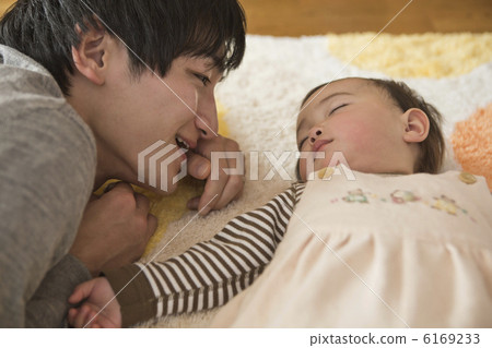 生看嬰孩的睡覺面孔 生看嬰孩的睡覺面孔 6169233