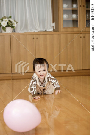 一個嬰兒玩氣球 6169329