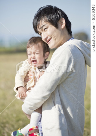 一個哭泣的嬰兒的父親 6169343