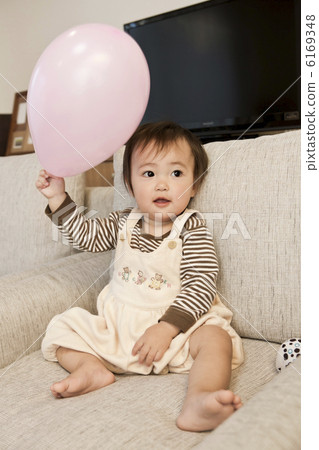 一個嬰兒玩氣球 一個嬰兒玩氣球 6169348