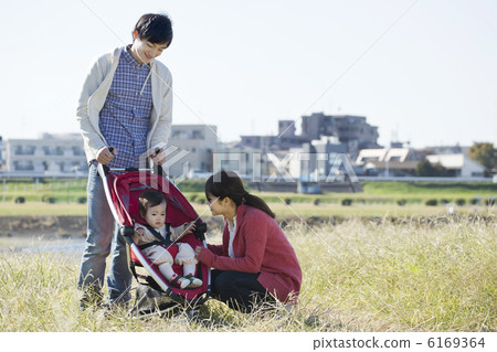 Babies and young parents taking a walk on the river 6169364