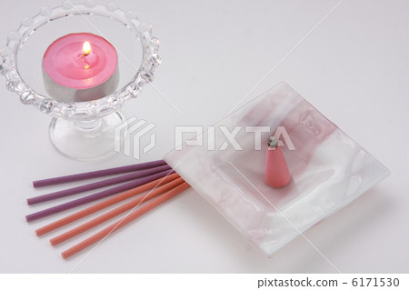 多彩香和威尼斯玻璃香站和蠟燭（白色背景） 6171530