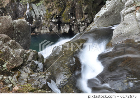 Red-eye-standed waterfall in winter Red-eye-standed waterfall in winter 6172675