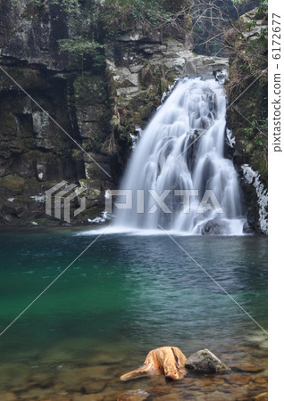 Red-eye-standed waterfall in winter Red-eye-standed waterfall in winter 6172677