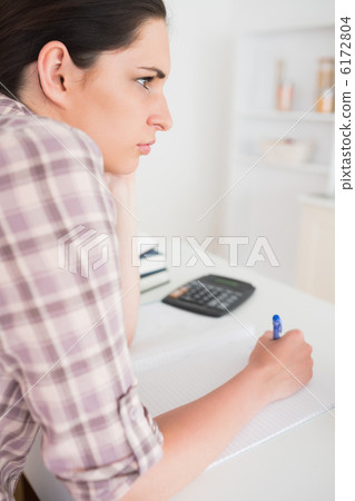 Concentrated woman thinking 6172804