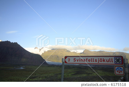Svinafellsjokull glacier and signpost 6175518