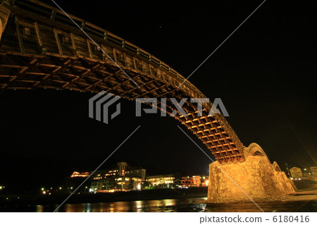 山口/ Iwakuni Kintai-kyo橋的夜景 山口/ Iwakuni Kintai-kyo橋的夜景 6180416