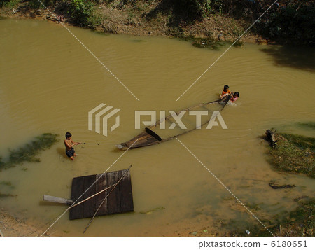 Children playing in the river (Siem Reap / Cambodia) 6180651