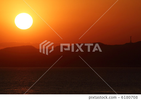 Sunset sunk in Miura Peninsula on the other side seen from Futatsu Cape Sunset sunk in Miura Peninsula on the other side seen from Futatsu Cape 6180708