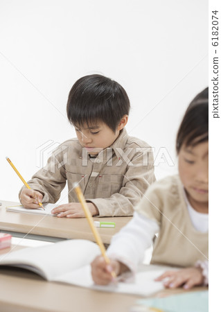 學習的孩子 6182074
