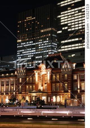 Night view of Tokyo station Marunouchi central mouth 6182519
