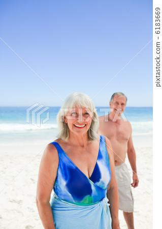 Radiant couple on the beach 6183669