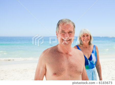 Radiant couple on the beach 6183673