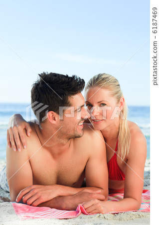 Lovers lying down on the beach Lovers lying down on the beach 6187469