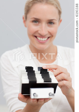 Businesswoman searching for the index 6191188