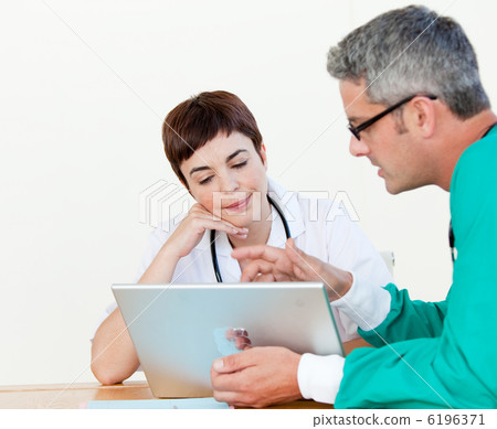 Doctor and surgeon at a meeting 6196371