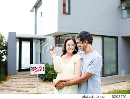 Happy couple after buying house 6202791