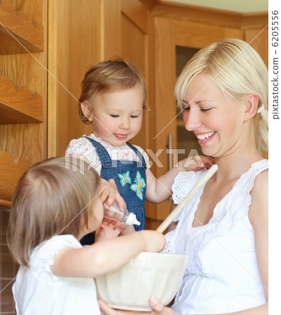Portrait of a family cooking 6205556