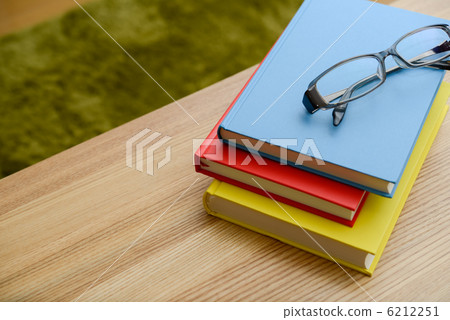 書和眼鏡 6212251