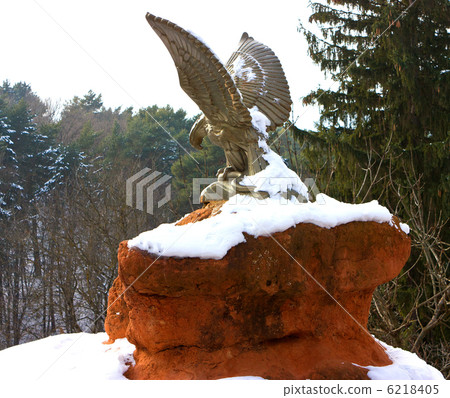 Eagle statue 6218405