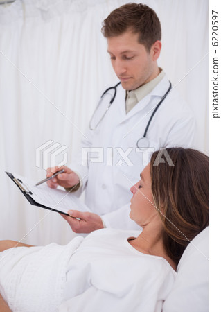 Doctor explaining his patient the examination results 6220597