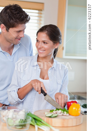 Portrait of a happy couple cooking 6223157