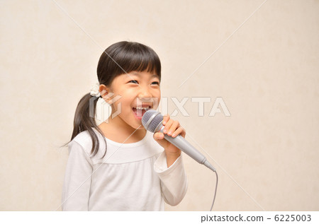 A girl who sings happily A girl who sings happily 6225003