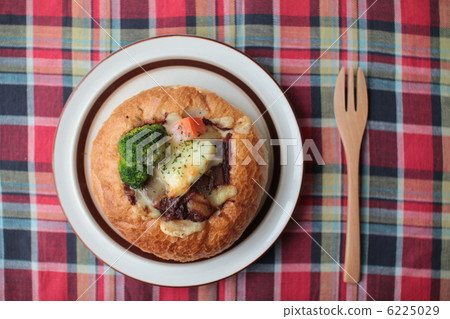Beef stew bread with chunky ingredients Warm stew bread Beef stew bread with chunky ingredients Warm stew bread 6225029