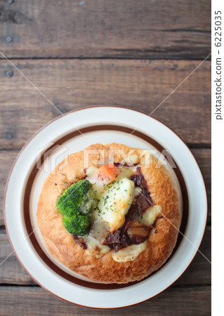 Beef stew bread with chunky ingredients Warm stew bread Beef stew bread with chunky ingredients Warm stew bread 6225035