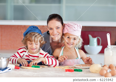 Family in the kitchen Family in the kitchen 6225942