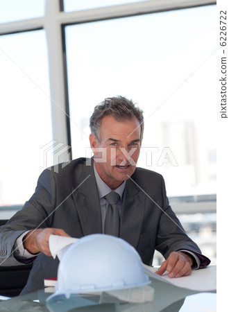 Caucasian businessman working at his desk 6226722