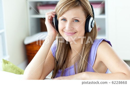 Kind woman listening to music Kind woman listening to music 6228668