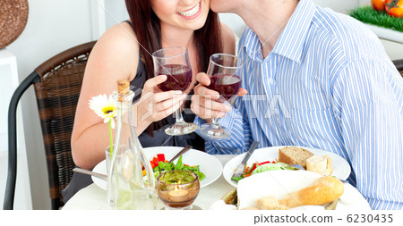 Close-up og a happy boyfriend kissing his beautiful girlfriend d Close-up og a happy boyfriend kissing his beautiful girlfriend d 6230435