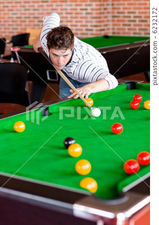 Concentrated young man playing snooker 6232172