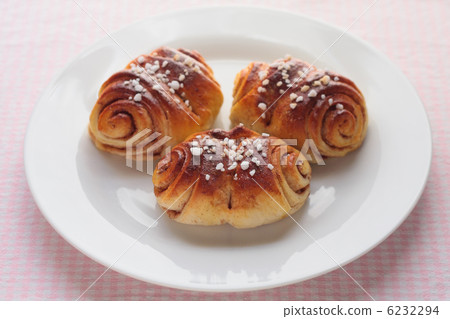 在盤子安排的芬蘭樣式桂皮卷 在盤子安排的芬蘭樣式桂皮卷 6232294