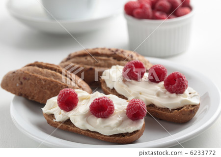 Sandwiches with soft cheese and raspberry 6233772