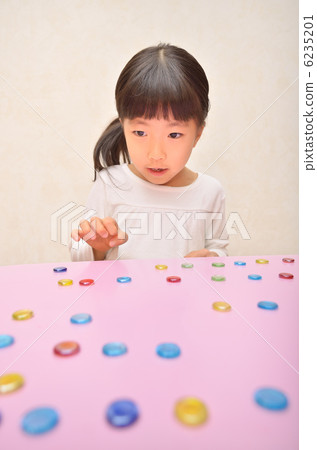 女孩在玩Oahaki 6235201