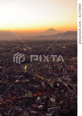 從地標塔俯瞰橫濱的夜景：富士山和城市輪廓 6235969