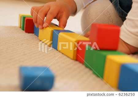 玩積木的女孩 玩積木的女孩 6236250