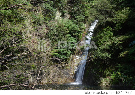 平和瀑布 6241752