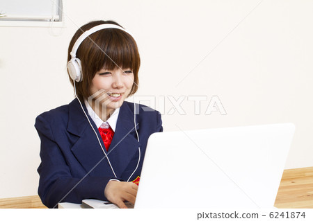 學生在電腦上學習 6241874