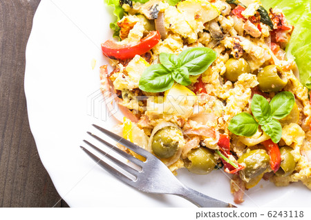 Omelet with vegetables 6243118