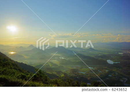 一個盯著早晨陰霾的城市 6243652