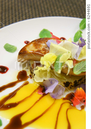 With foie gras Poiré and roast onion orange and balsamico sauce 6244691