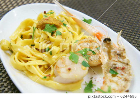 供應藏紅花Tariatelle海膽醬扇貝和扇貝烤扇貝 供應藏紅花Tariatelle海膽醬扇貝和扇貝烤扇貝 6244695