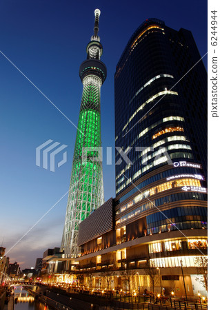 Tokyo Sky Tree Christmas Light Up · White Tree and East Tower Light 6244944