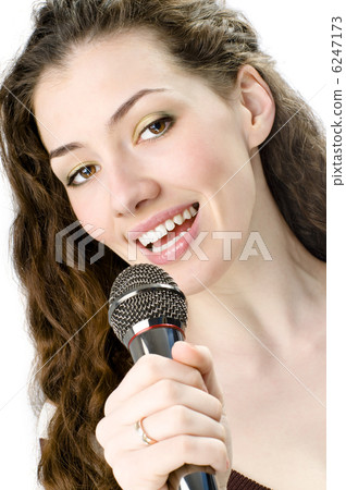 singing girl 6247173