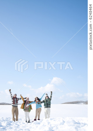 滑雪的領域的滑稽的青年人 6248464