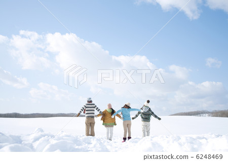 年輕人再次出現在雪原中雙手展開 6248469