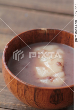 用煮熟的年糕熬成的溫甜紅豆湯 6251455